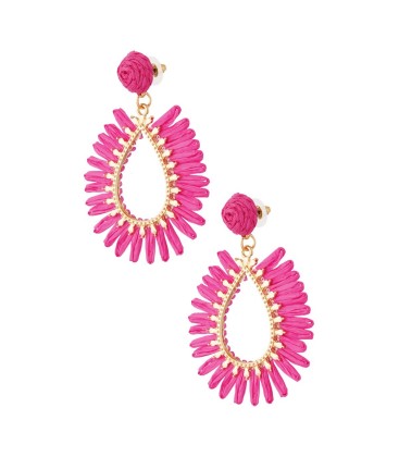 Fuchsia roze oorhangers van raffia en een goudkleurige rand in het midden