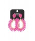Fuchsia roze oorhangers van raffia en een goudkleurige rand in het midden