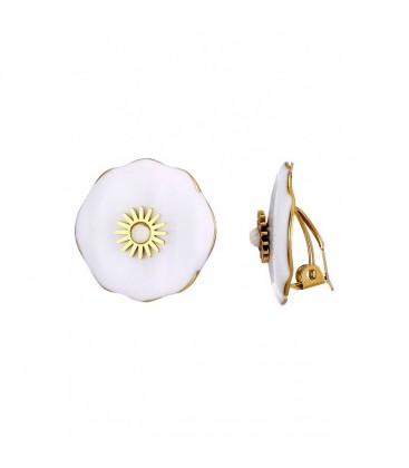 Witte oorclips met een goudkleurig detail en een steentje in het midden