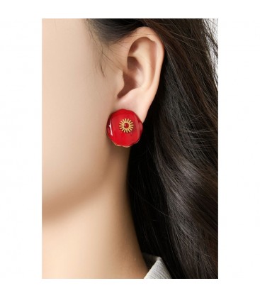 Roze oorclips met een goudkleurig detail in het midden