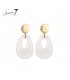 Witte oorhangers met een goudkleurig element