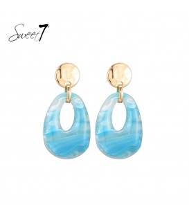 Turquoise gemeleerde oorhangers met een goudkleurig oor stukje