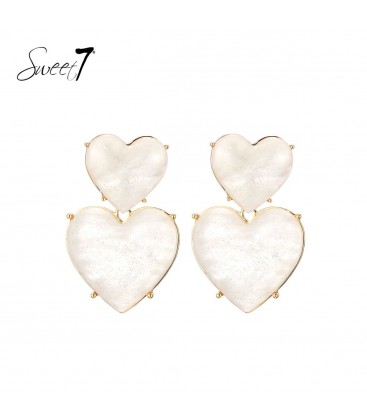 Witte harten oorhangers met een goudkleurige rand