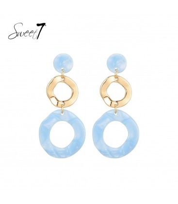 Blauwe oorhangers met een goudkleurig element