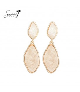Beige oorhangers met een goudkleurige rand