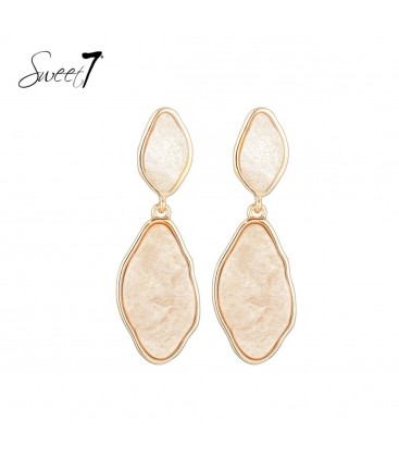 Beige oorhangers met een goudkleurige rand