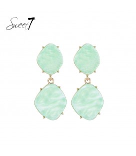 Trendy groene oorhangers met goudkleur