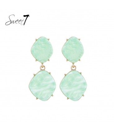 Trendy groene oorhangers met goudkleur