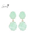 Trendy groene oorhangers met goudkleur