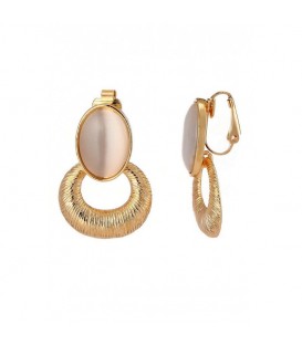 Goudkleurige oorclips met een wit cat eye steen