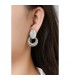 Goudkleurige oorclips met een wit cat eye steen