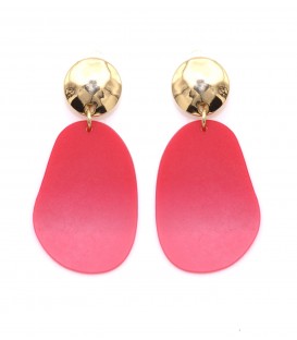 Roze oorclips met een goudkleurig oor stukje
