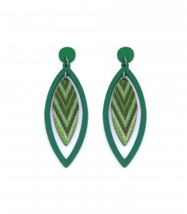 Groene houten oorhangers met een gekleurde hanger in het midden