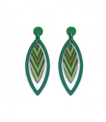 Groene houten oorhangers met een gekleurde hanger in het midden