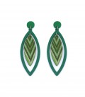 Groene houten oorhangers met een gekleurde hanger in het midden