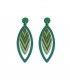 Groene houten oorhangers met een gekleurde hanger in het midden