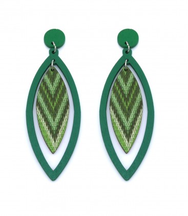 Groene houten oorhangers met een gekleurde hanger in het midden
