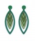 Groene houten oorhangers met een gekleurde hanger in het midden