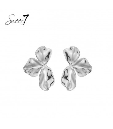 Zilverkleurige bloemen oorhangers