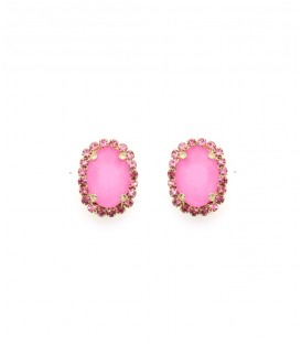 Roze oorclips met glas steen en een rand rondom van glas