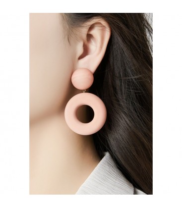 Roze oorclips gemaakt van hars