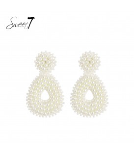 Witte oorhangers met een elegante open design