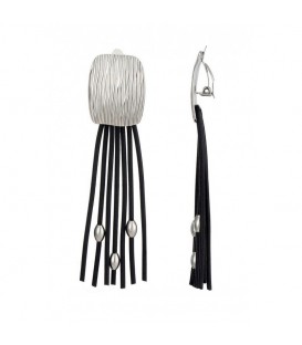 Oorclips met grijze strengen en zilverkleurige details