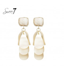 Witte oorhangers met laagjes design met een goudkleurige rand