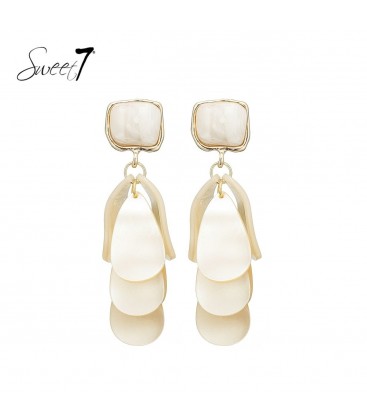 Witte oorhangers met laagjes design met een goudkleurige rand