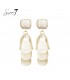 Witte oorhangers met laagjes design met een goudkleurige rand
