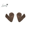 Bruine oorhangers met een raffia hart