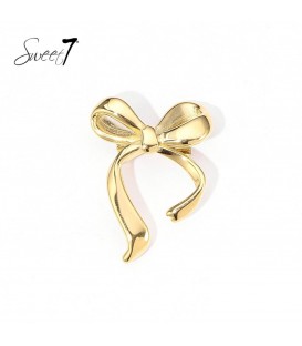 Goudkleurige broche met een elegante strik