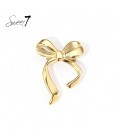 Goudkleurige broche met een elegante strik