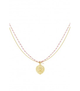 Goudkleurige met roze halsketting en een harten bedel