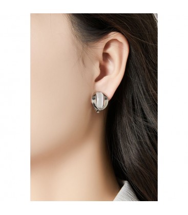 Oorclips met cat eye glaskraal in zilverkleurige zetting