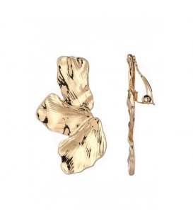 Goudkleurige oorclips met een streeppatroon