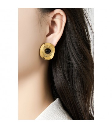 Goudkleurige oorclips met een zwart steentje