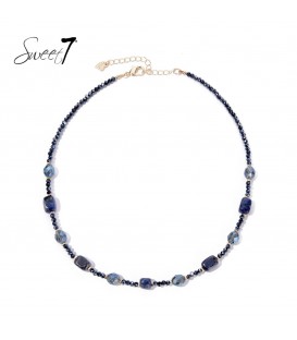 Blauwe korte halsketting met afwisselende blauwe glaskralen