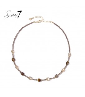 Halsketting camel kleurig met glaskralen en vierkante accenten