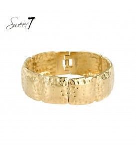 Goudkleurige brede armband met een gehamerd motief