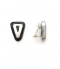 Oorclips met zwart en zilverkleurig driehoek design