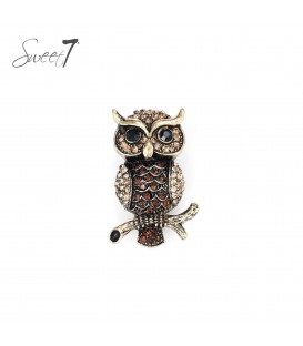 Goudkleurige uil broche gevuld met beige glas steentjes