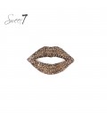 Broche in de vorm van glinsterende bruine lippen