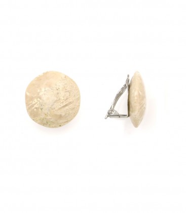 Oorclips beige tint met schelptextuur