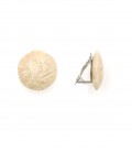 Oorclips beige tint met schelptextuur