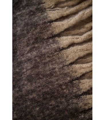 Gekleurde bruine sjaal met franjes in warme tinten