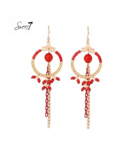 Rode oorhangers met goudkleurige kraaltjes en strengen