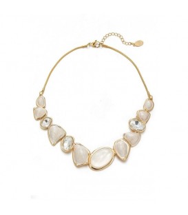 Goudkleurige halsketting met witte geharsde elementen en glas stenen