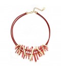 Halsketting met metalen accenten in rood en goudkleur