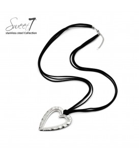 Halsketting zilverkleurig met open hart hanger en zwart koord